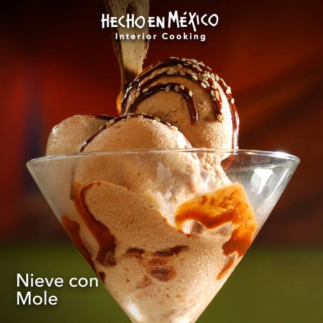 Nieve con Mole.